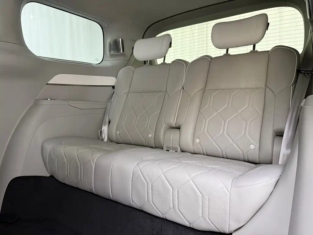 Volvo EM90 2025 Ultra Six-seat