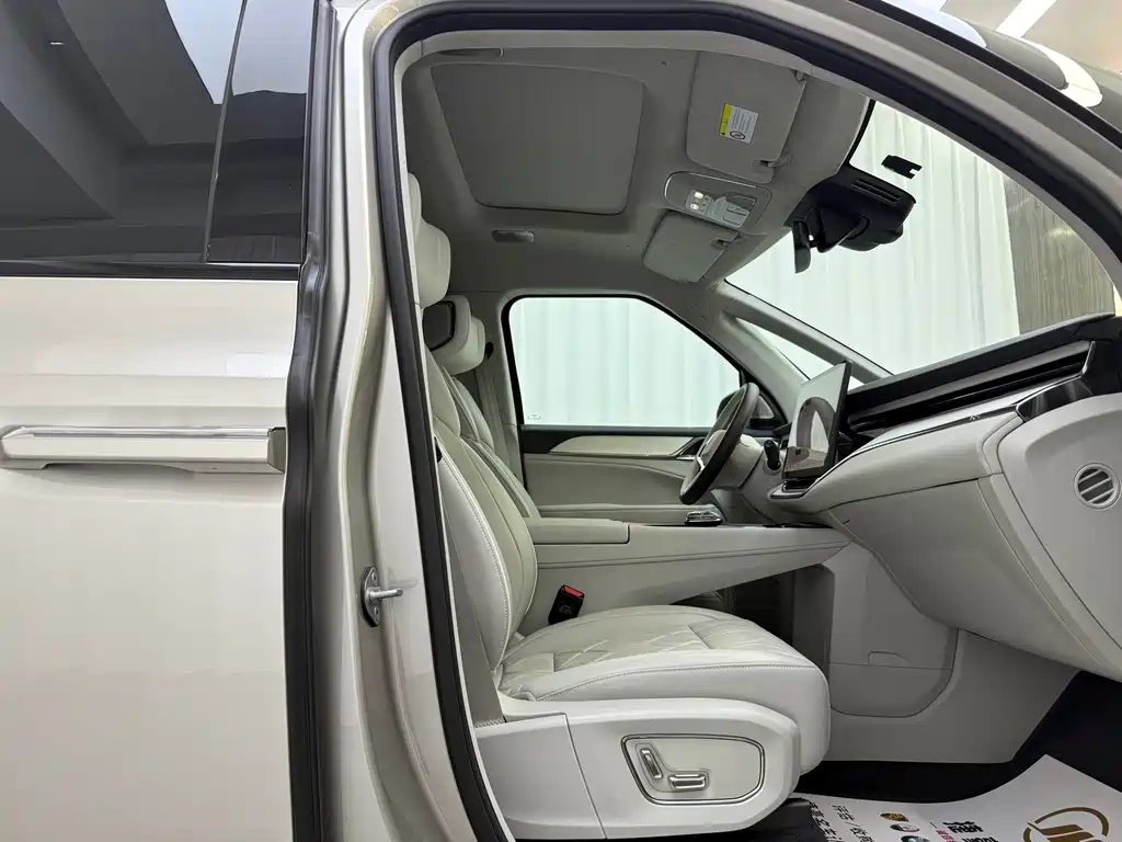 Volvo EM90 2025 Ultra Six-seat