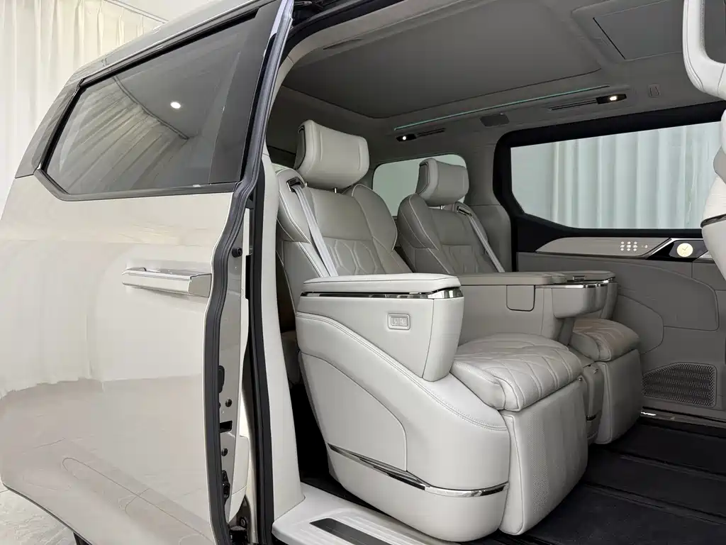 Volvo EM90 2025 Ultra Six-seat