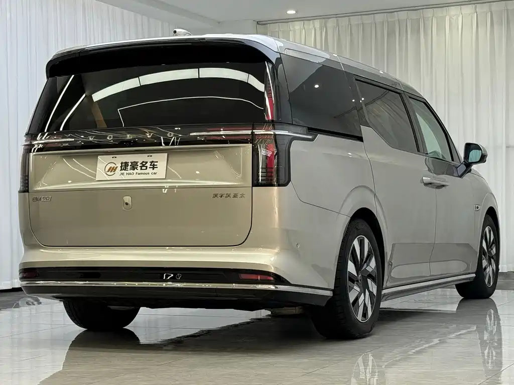 Volvo EM90 2025 Ultra Six-seat