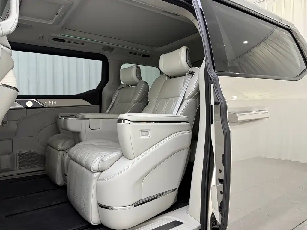 Volvo EM90 2025 Ultra Six-seat
