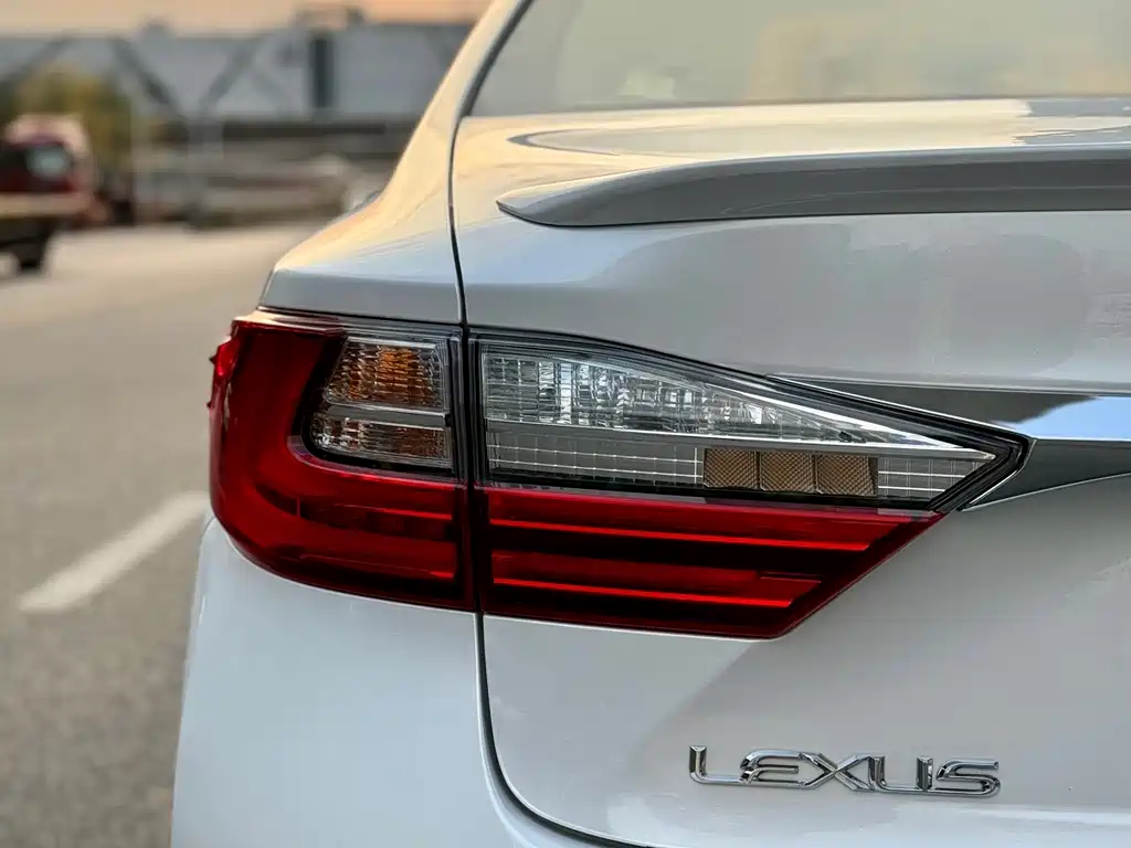 Lexus ES 200 Elite Edition 2015