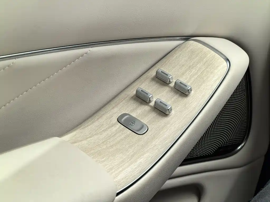 SUV M8 2025 Edition Range-Extended Max+ Version 53.4kWh 6-Seat Version 192-line LiDAR)