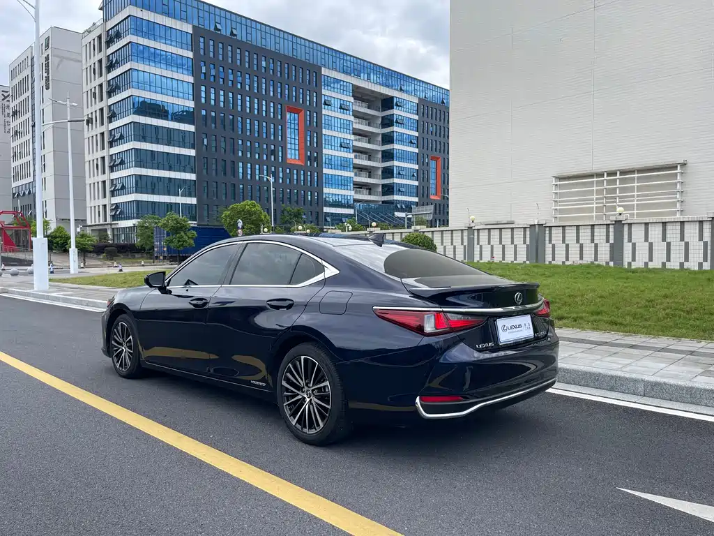 Lexus ES 2021 300h Premium Edition